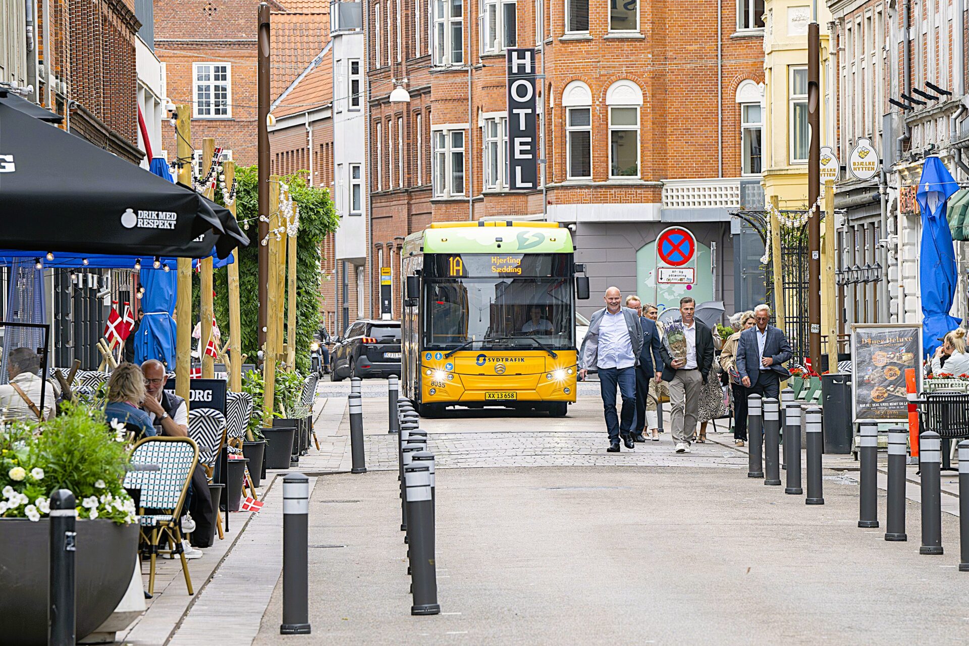 Alle – beboere, erhvervsdrivende, trafikanter og besøgende – kan frem til den 6. oktober give deres mening til kende om byrumsforsøget i Skolegade. Foto: Esbjerg Kommune.