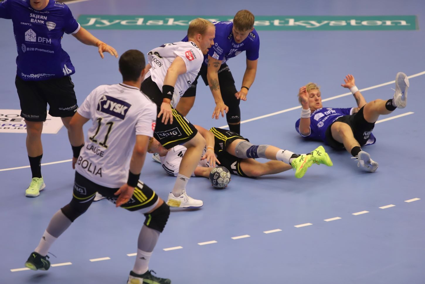 Spillere fra begge hold kæmpede om enhver bold. Foto: Johnny Tauman.