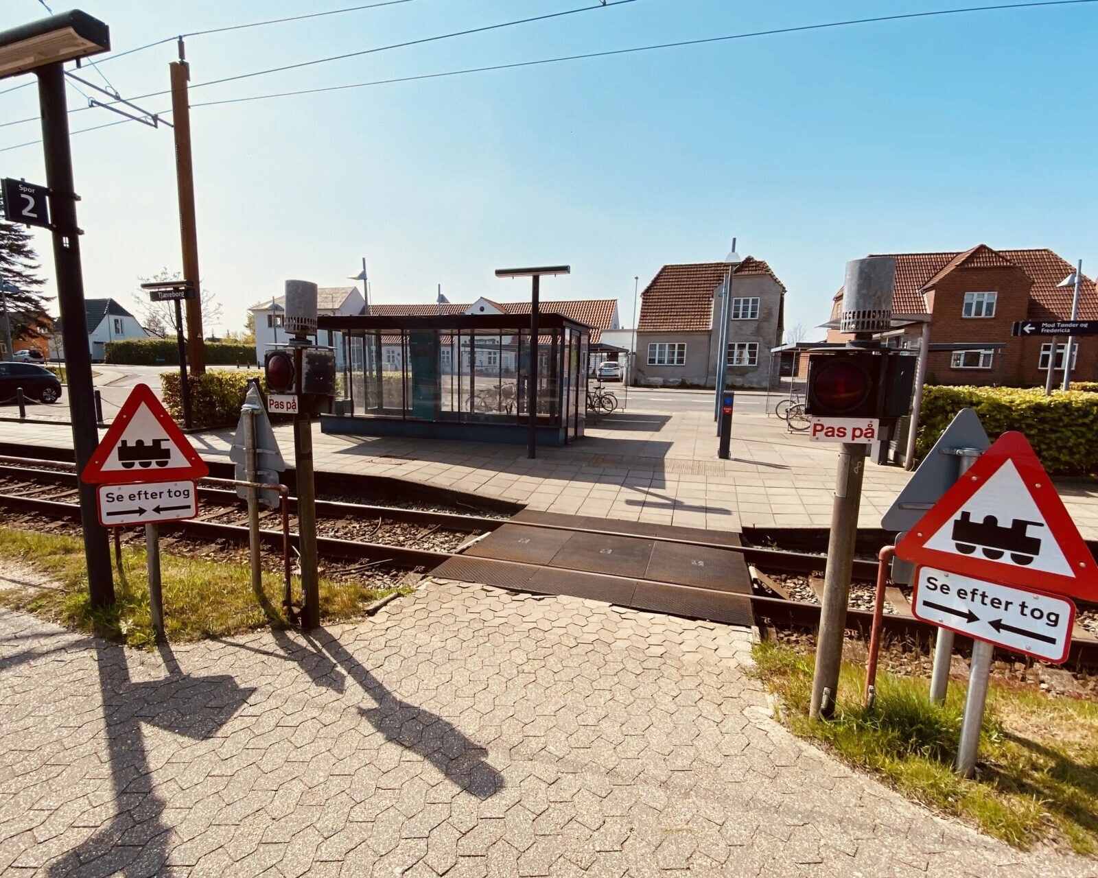 Selvom der både er lys og lyd, er sikkerheden ikke optimal ved trinbrættet i Tjæreborg. Foto. Jacob Laursen, DanskeJernbaner.dk