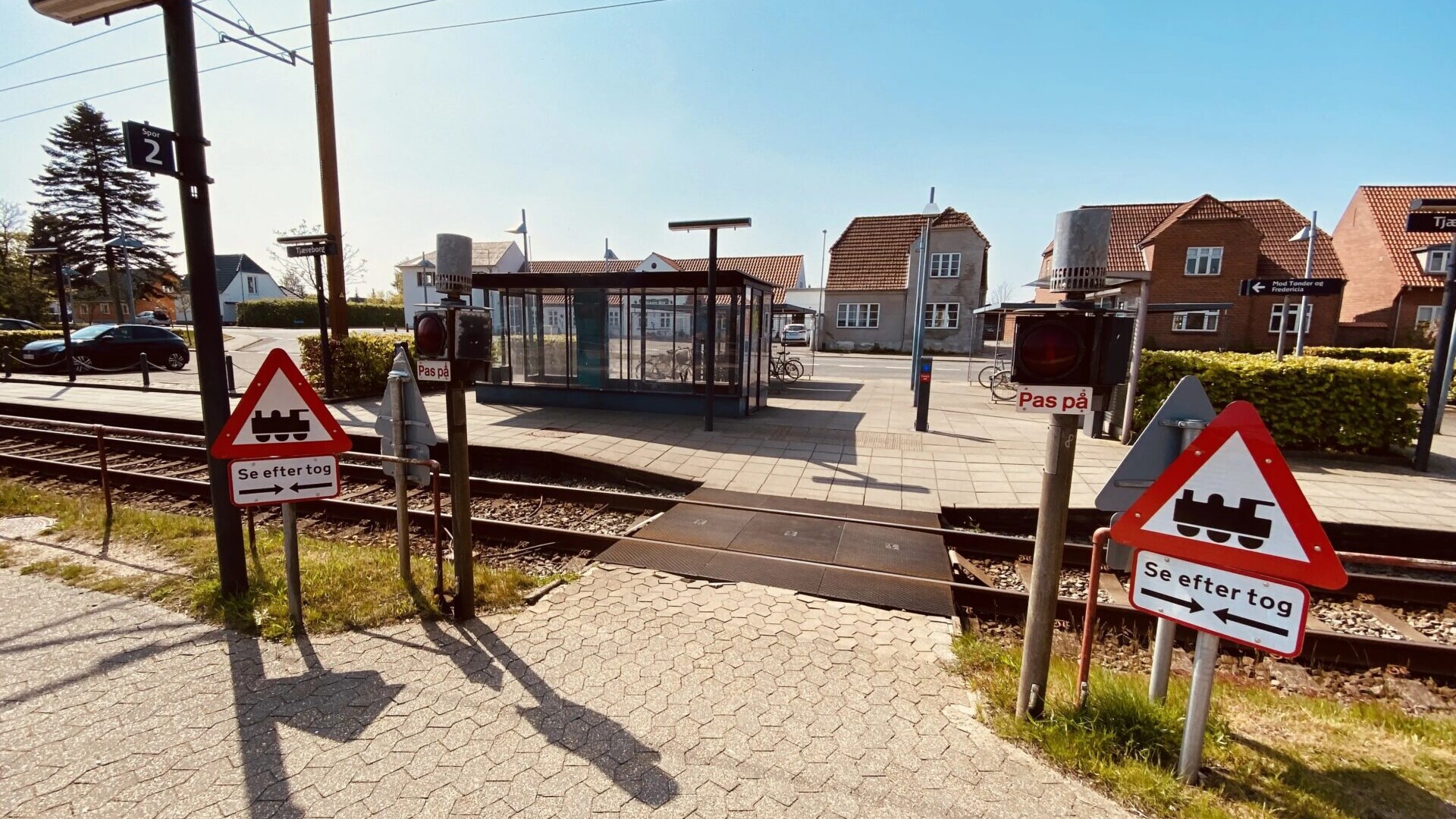Selvom der både er lys og lyd, er sikkerheden ikke optimal ved trinbrættet i Tjæreborg. Foto. Jacob Laursen, DanskeJernbaner.dk