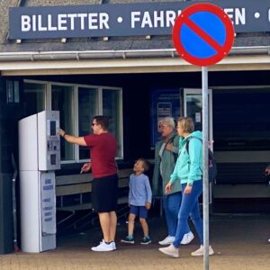 Torsdag var der ingen kø ved automaten, men hver transaktion tog tid. Foto: Johnny Tauman.