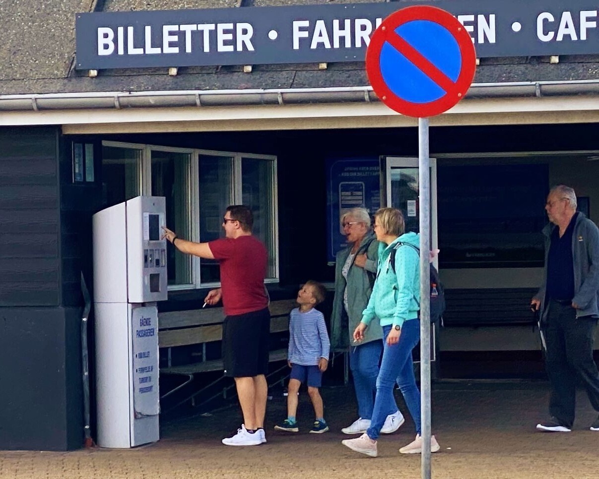 Torsdag var der ingen kø ved automaten, men hver transaktion tog tid. Foto: Johnny Tauman.