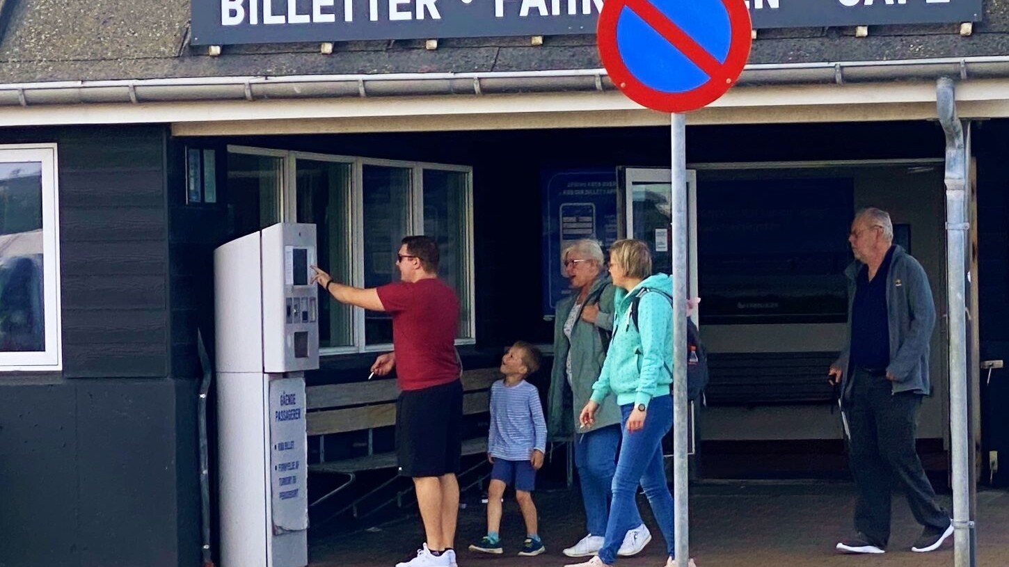 Torsdag var der ingen kø ved automaten, men hver transaktion tog tid. Foto: Johnny Tauman.