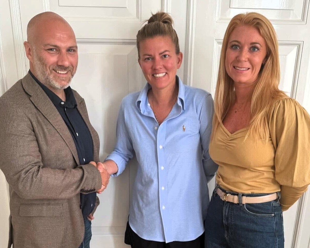 Dennis Christensen og CK Bonnichsen ved Terese og Maria Kjærgaard Bonnichsen giver håndslag på partnerskabet. Privatfoto.