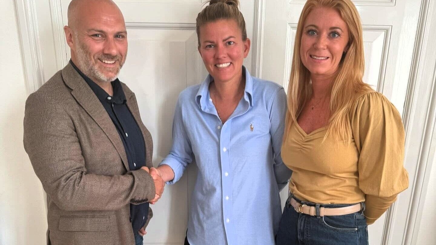 Dennis Christensen og CK Bonnichsen ved Terese og Maria Kjærgaard Bonnichsen giver håndslag på partnerskabet. Privatfoto.