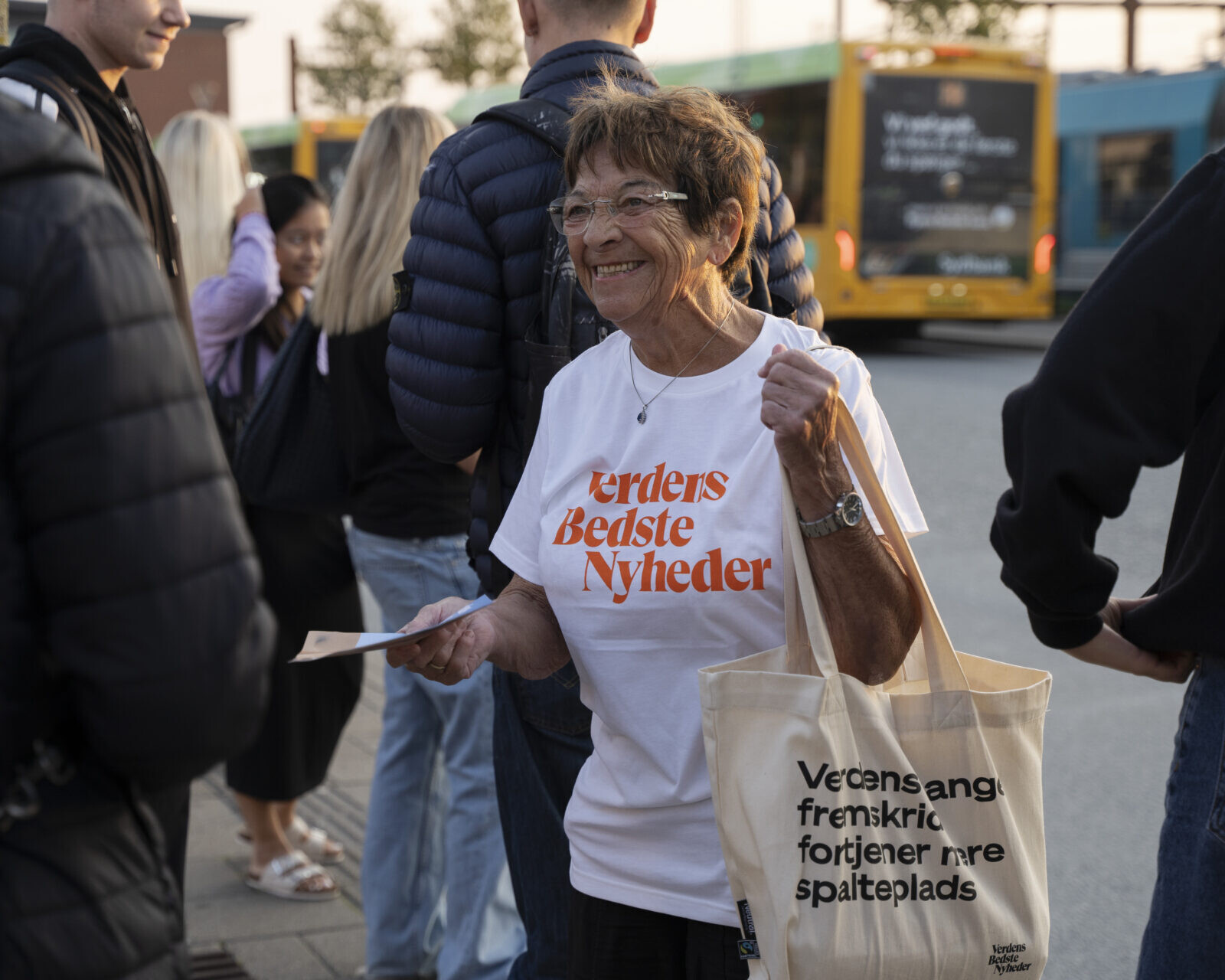 Morgentrafikken i Esbjerg får et skud håb, når frivillige uddeler Verdens Bedste Nyheder på fredag d. 5. september. Foto: Sara Nørgaard.