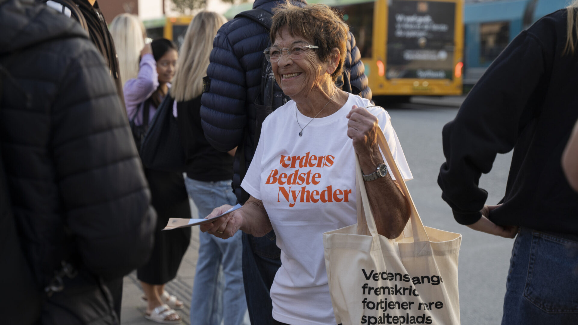 Morgentrafikken i Esbjerg får et skud håb, når frivillige uddeler Verdens Bedste Nyheder på fredag d. 5. september. Foto: Sara Nørgaard.