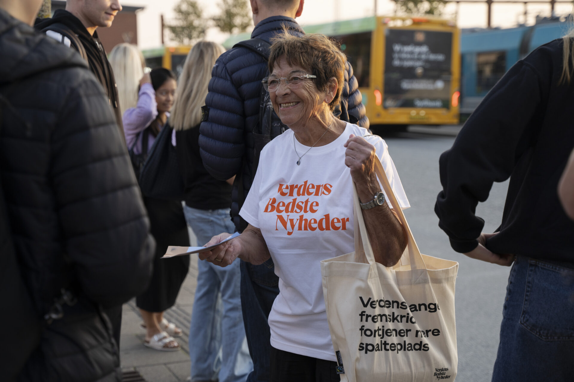 Morgentrafikken i Esbjerg får et skud håb, når frivillige uddeler Verdens Bedste Nyheder på fredag d. 5. september. Foto: Sara Nørgaard.