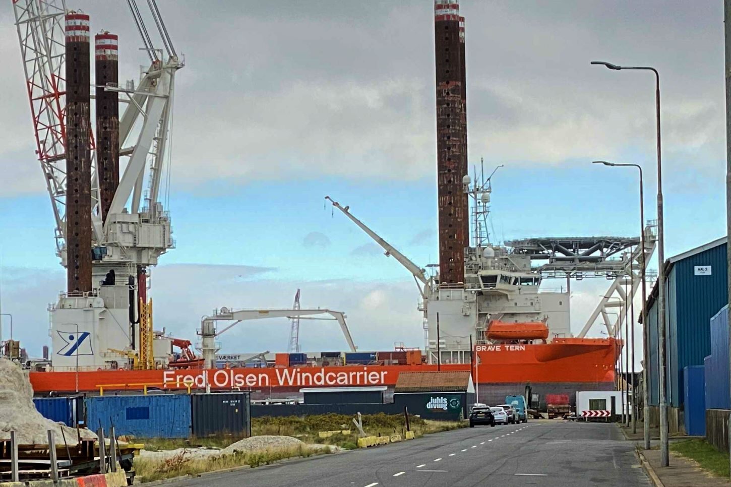 Brave Tern fylder godt i bassinnet - kranen kan ses over store afstande. Foto: Johnny Tauman.