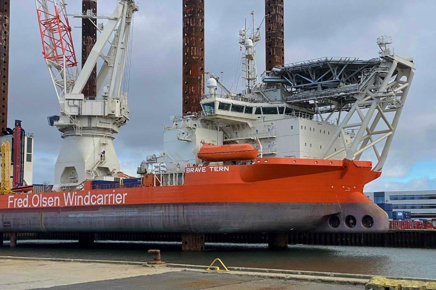 Brave Tern står på bundenude for Tampenkaj - fotograferet fra Shetlandskaj. Foto: Johnny Tauman.