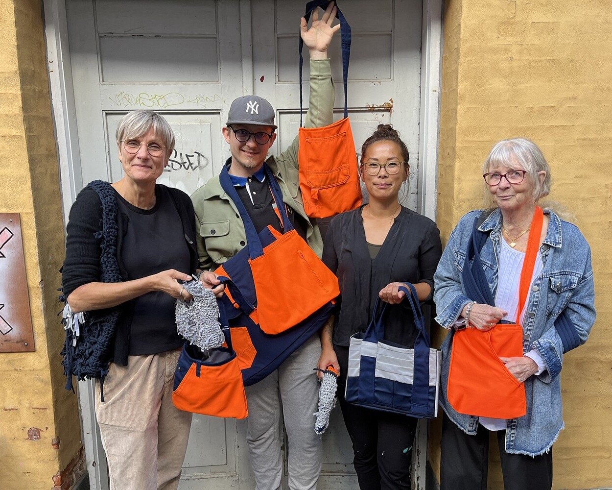 Helle Damm-Henrichsen, direktør i DIN Forsyning sammen med Daniel Arvidsson (frivillig og ansat på socialt frikort ved KORN180), Ditte Nørup (stedfortræder KORN180) og Lena Olsson (frivillig sy-dame i KORN180). Pressefoto.