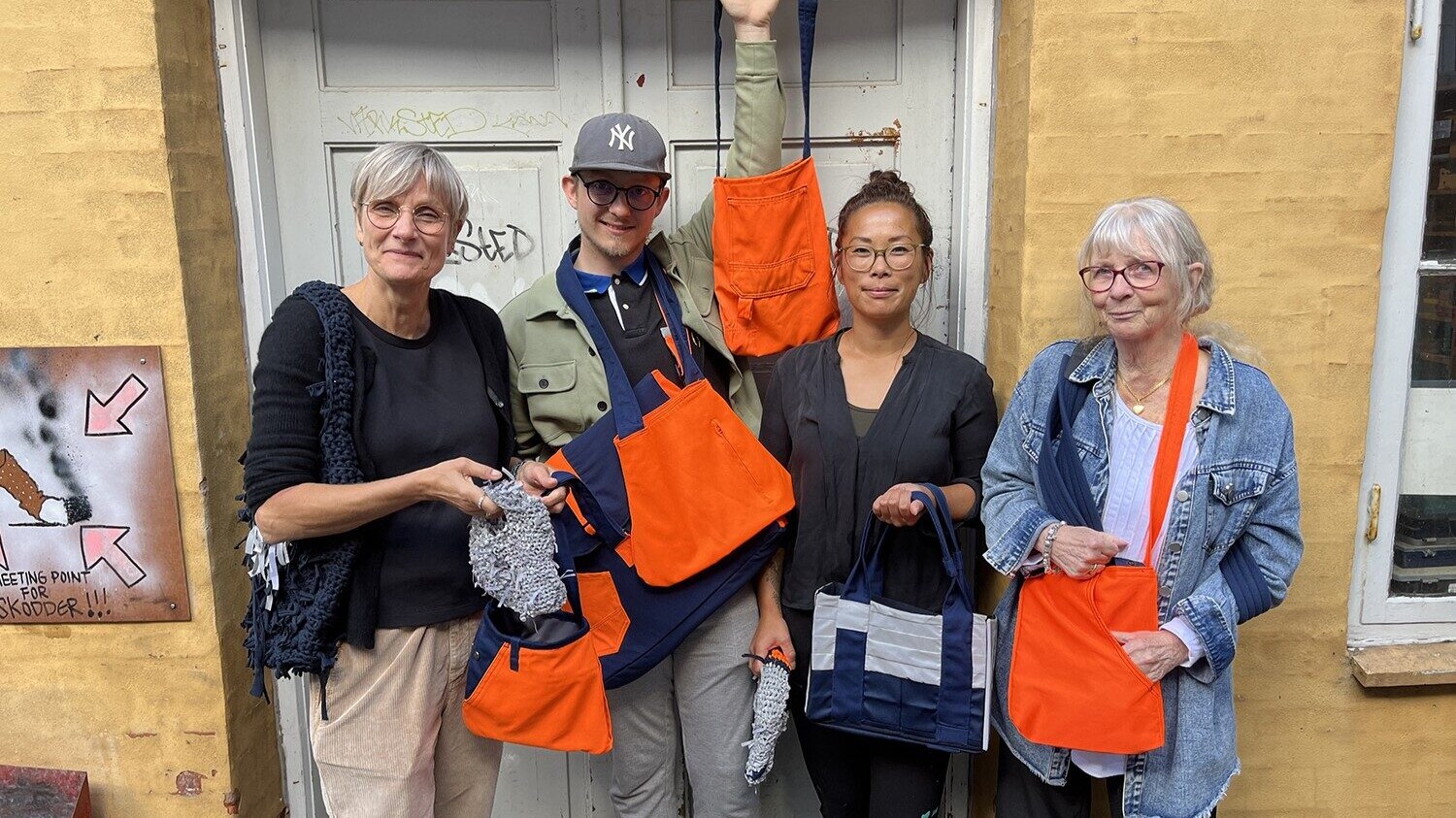 Helle Damm-Henrichsen, direktør i DIN Forsyning sammen med Daniel Arvidsson (frivillig og ansat på socialt frikort ved KORN180), Ditte Nørup (stedfortræder KORN180) og Lena Olsson (frivillig sy-dame i KORN180). Pressefoto.