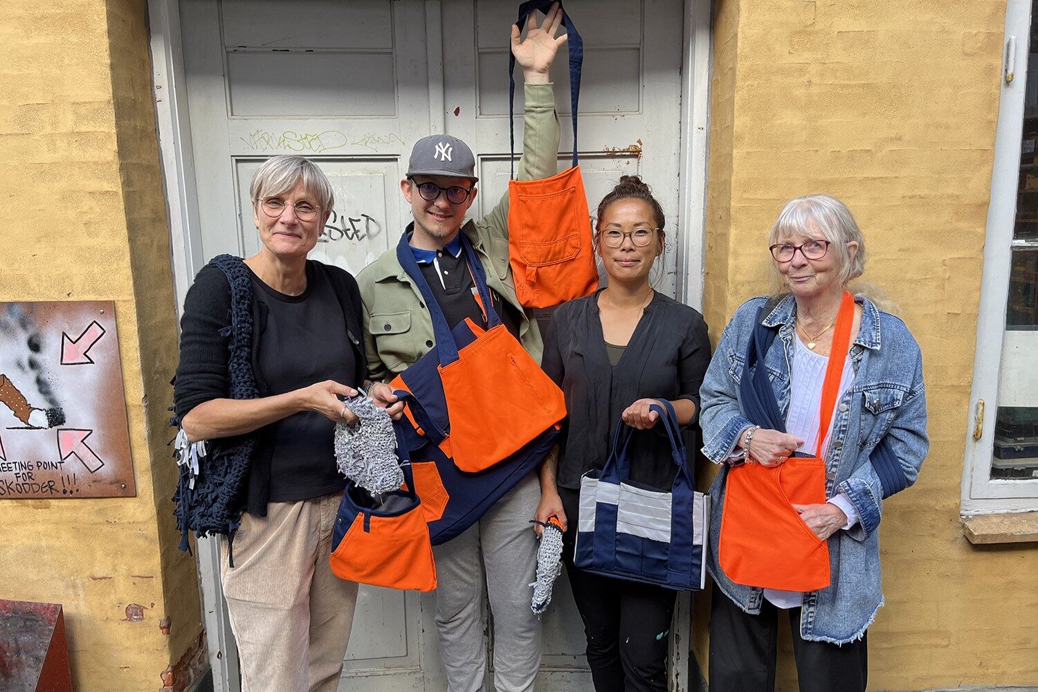 Helle Damm-Henrichsen, direktør i DIN Forsyning sammen med Daniel Arvidsson (frivillig og ansat på socialt frikort ved KORN180), Ditte Nørup (stedfortræder KORN180) og Lena Olsson (frivillig sy-dame i KORN180). Pressefoto.