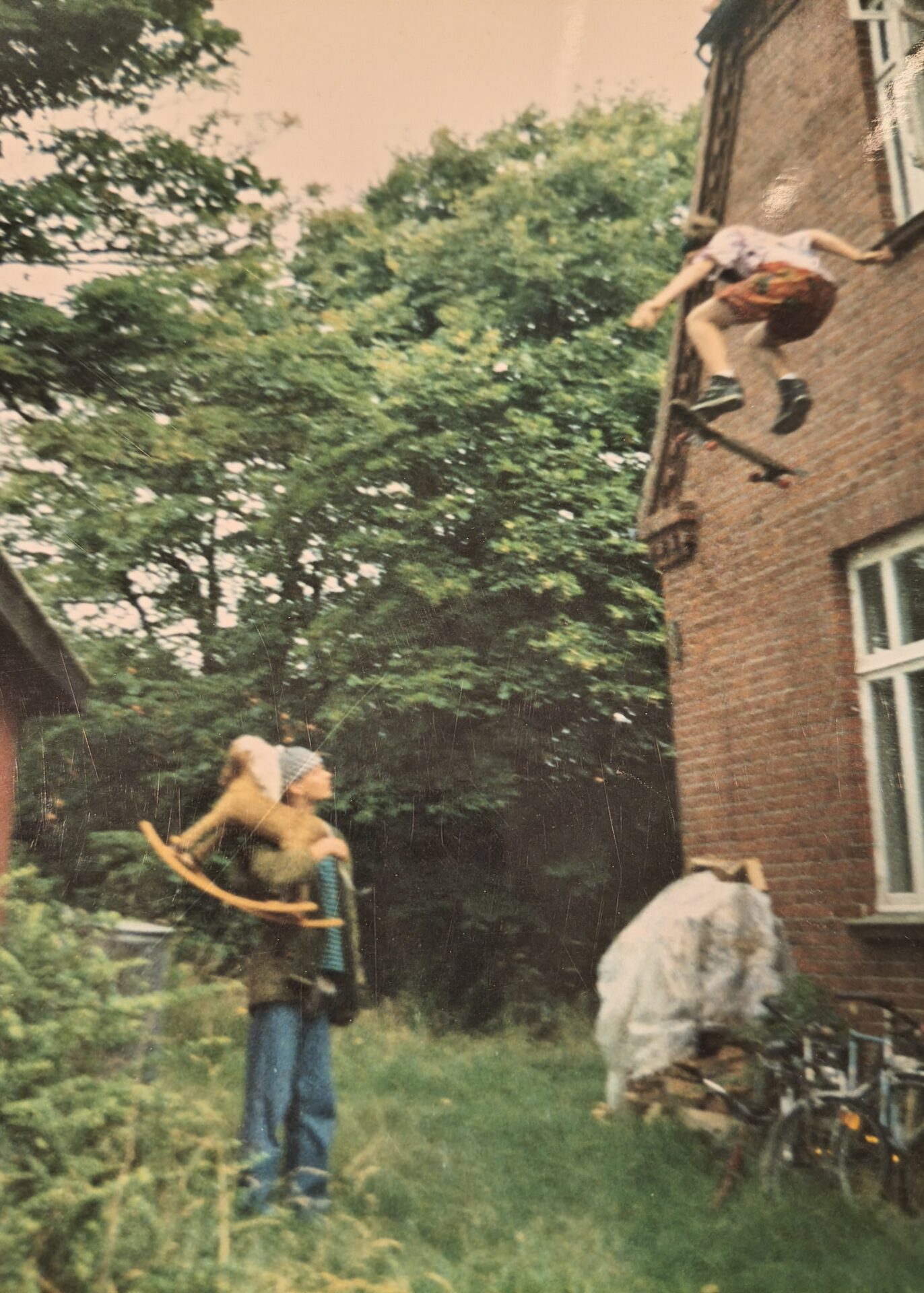 1991 - Morten Knak dropper fra vindue, mens Jonas Rendbo klapper hesten, sommeren 1991. Foto: Benjamin Schmidt.