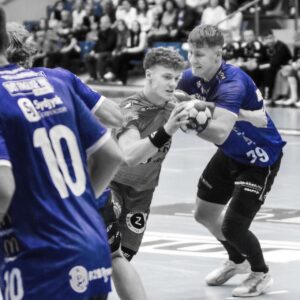 Teis og Óli i infight i GOG-kampen. Foto: Johnny Tauman.