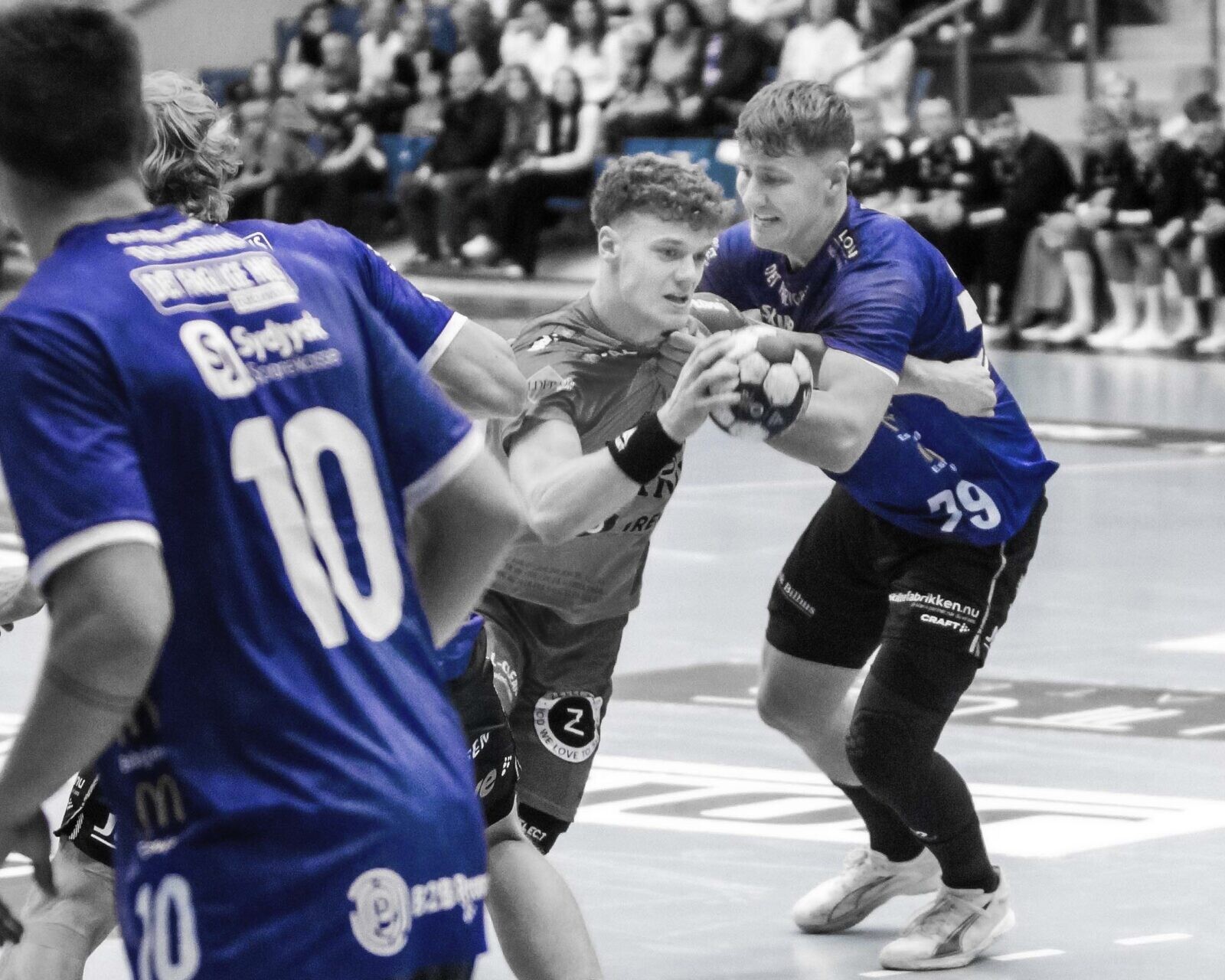 Teis og Óli i infight i GOG-kampen. Foto: Johnny Tauman.