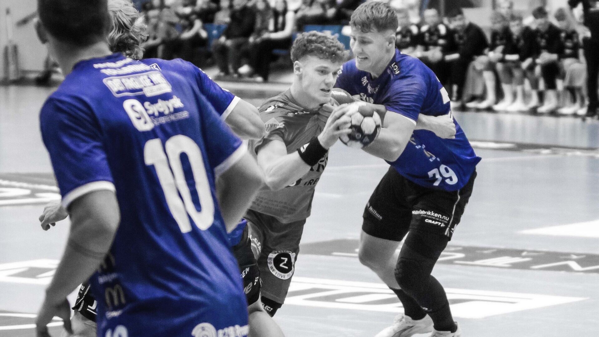 Teis og Óli i infight i GOG-kampen. Foto: Johnny Tauman.