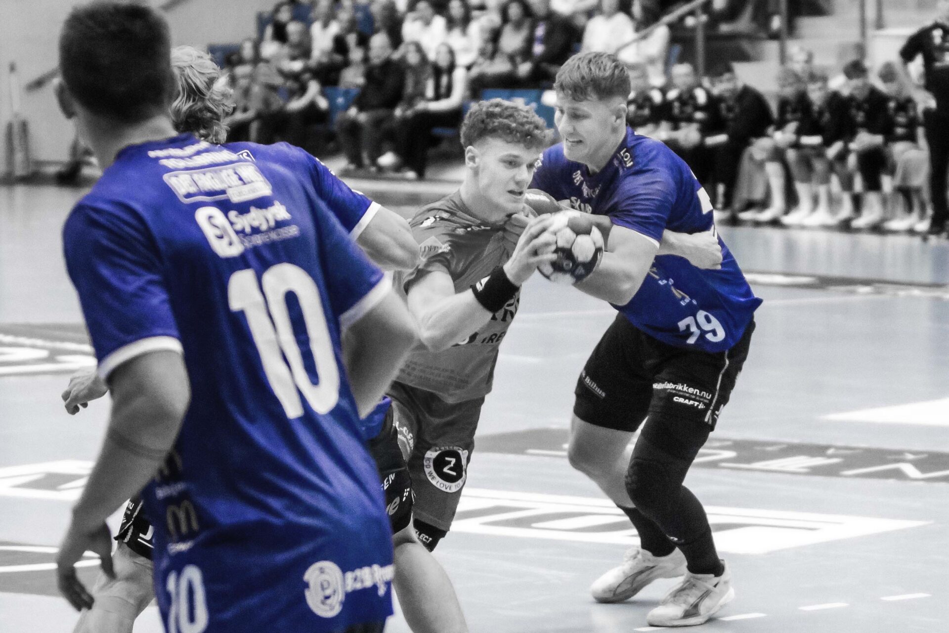 Teis og Óli i infight i GOG-kampen. Foto: Johnny Tauman.