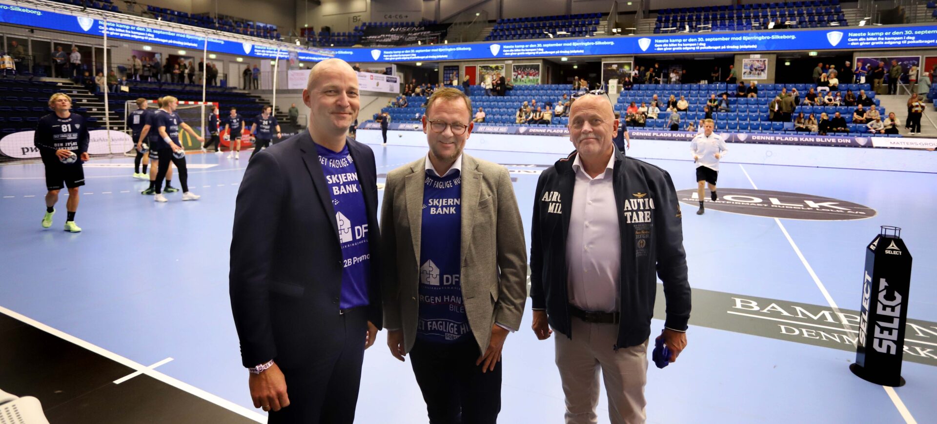 Borgmester Jesper Frost Rasmussen hyldede veteraner - fra venstre ses formand for REHH Rasmus Lynddahl og til højre en repræsentant for veteranerne. Foto: Johnny Tauman.