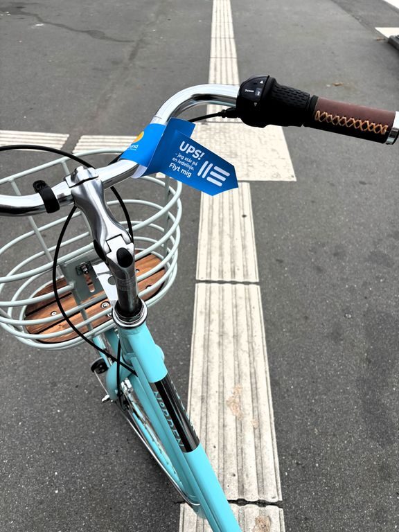 "Ups! Jeg står på en ledelinje. Flyt mig" - sådan lyder budskabet på de 3000 blå bagagetags, som Dansk Blindesamfund sætter i omløb den 15. oktober for at minde os om at holde ledelinjerne fri for blinde og svagsynede Dansk Blindesamfund