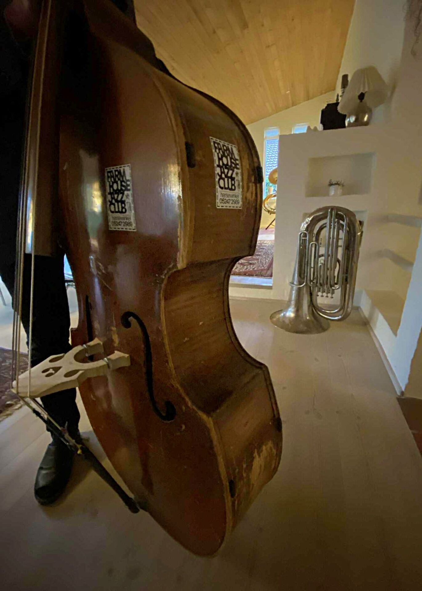 Jørgen har fået restaureret sin kontrabas. Foto: Johnny Tauman.