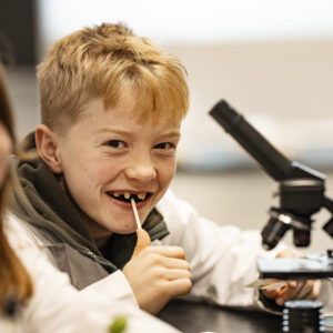 I Videnskabsklubben undersøger børn verden ved hjælp af videnskabelige metoder, forsøg og eksperimenter. Pressefoto: Lars Svankjær.