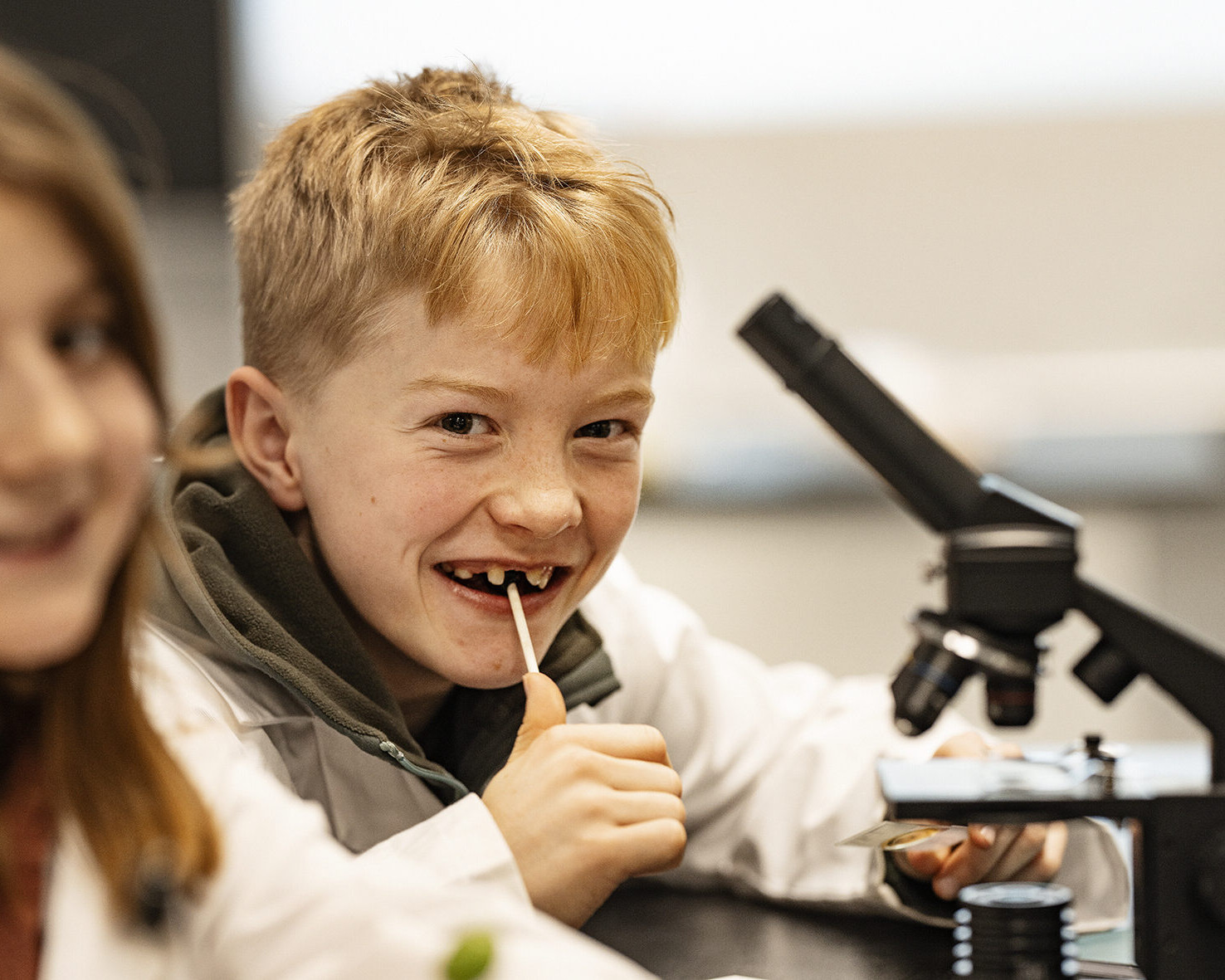 I Videnskabsklubben undersøger børn verden ved hjælp af videnskabelige metoder, forsøg og eksperimenter. Pressefoto: Lars Svankjær.