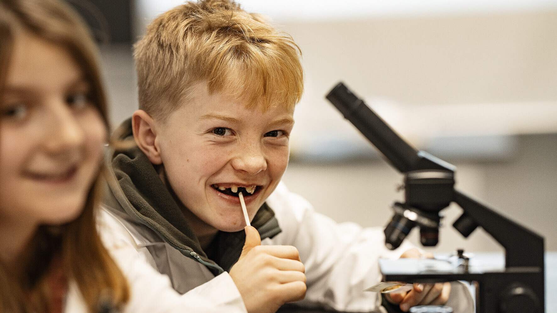 I Videnskabsklubben undersøger børn verden ved hjælp af videnskabelige metoder, forsøg og eksperimenter. Pressefoto: Lars Svankjær.