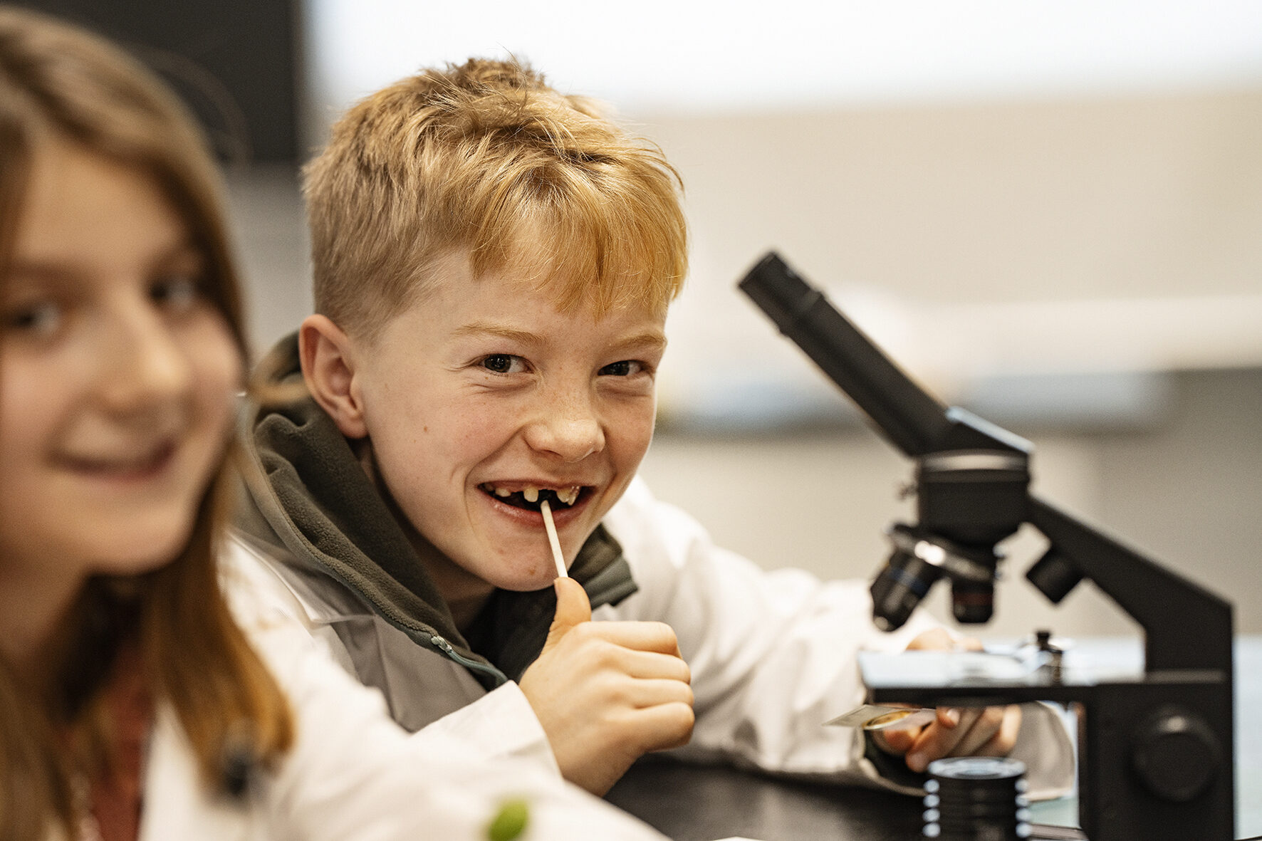 I Videnskabsklubben undersøger børn verden ved hjælp af videnskabelige metoder, forsøg og eksperimenter. Pressefoto: Lars Svankjær.