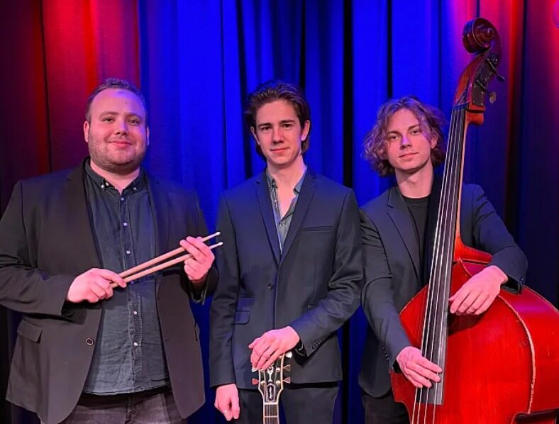 Trioen Old Wood spiller jazz. PR-foto.