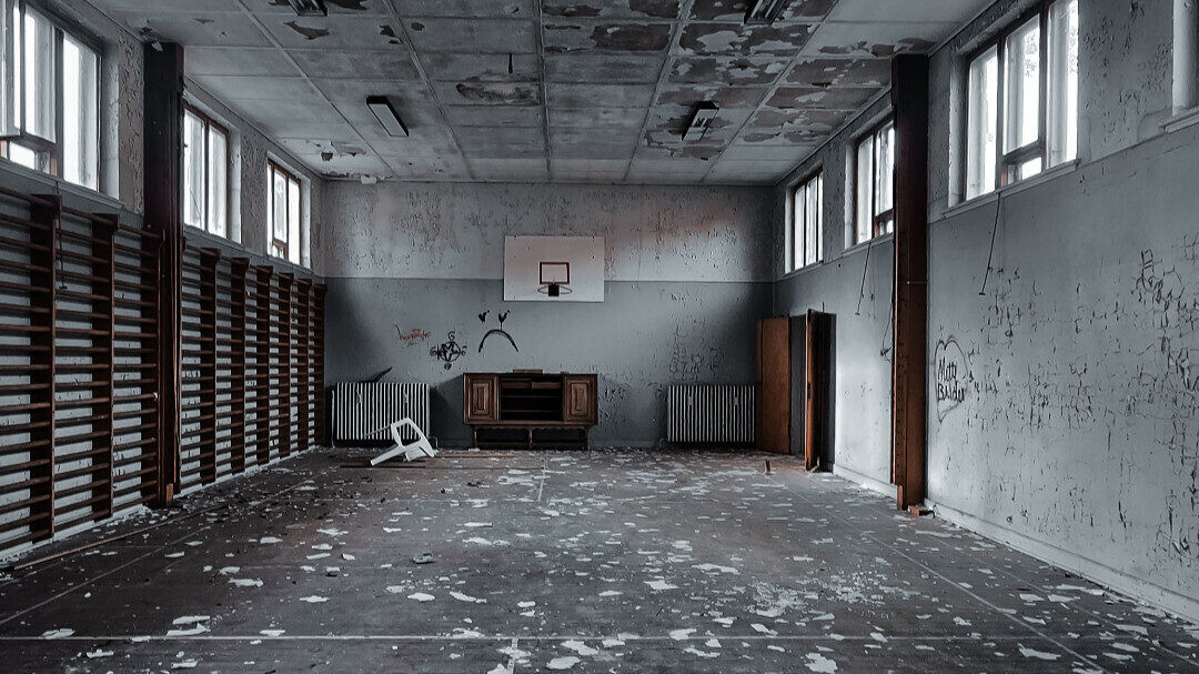Den gamle gymnastiksal på skolen i Kalvslund. Foto: Halloweeniribe.dk
