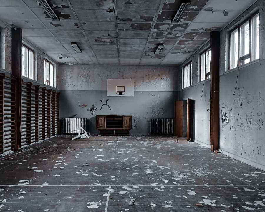 Den gamle gymnastiksal på skolen i Kalvslund. Foto: Halloweeniribe.dk