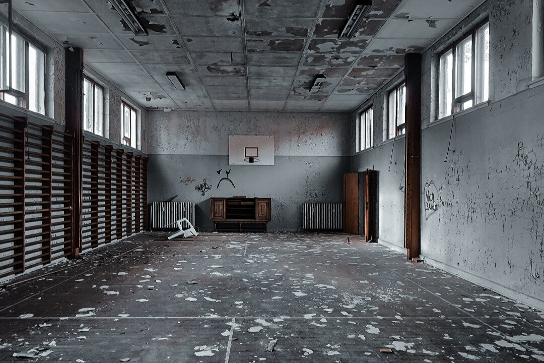 Den gamle gymnastiksal på skolen i Kalvslund. Foto: Halloweeniribe.dk
