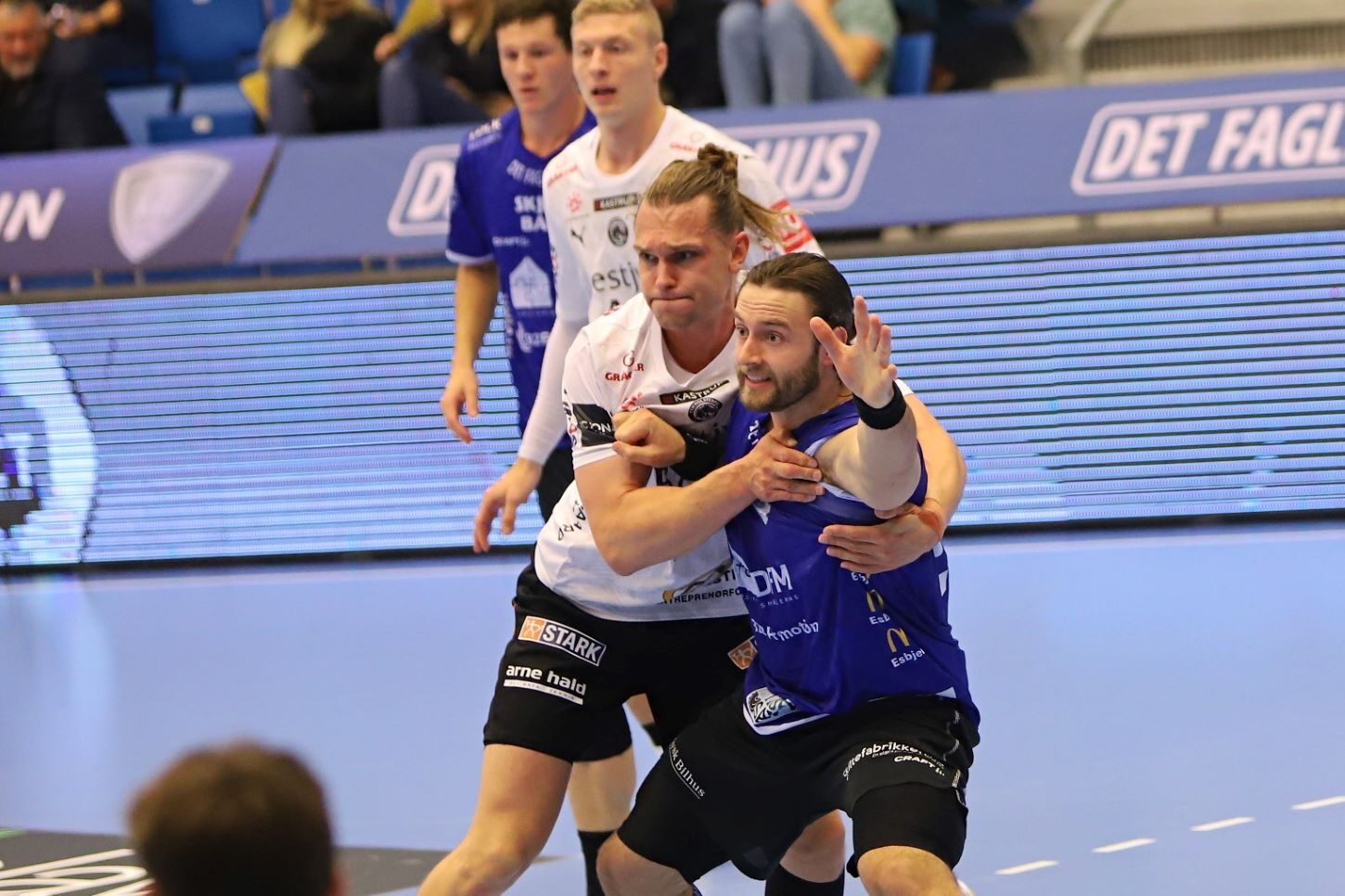 Der blev passet godt på Kasper Sjursen, som her vred sig fri. Foto: Johnny Tauman.