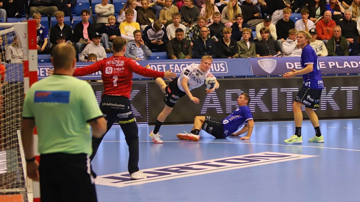 En klar angrebsfejl Jerry blev ikke dømt, men så har REHH jo Niklas i målet. Foto: Johnny Tauman.