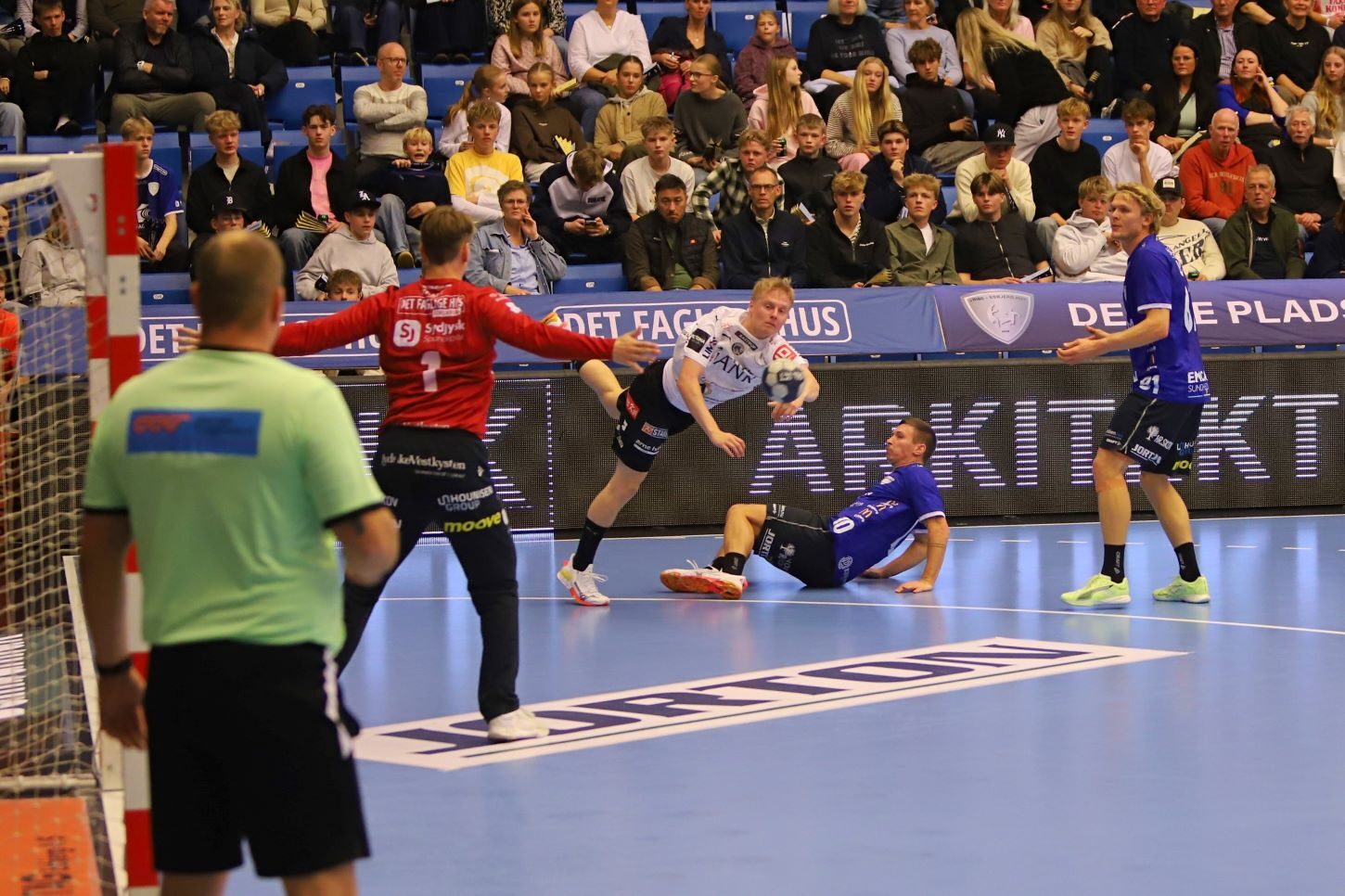 En klar angrebsfejl Jerry blev ikke dømt, men så har REHH jo Niklas i målet. Foto: Johnny Tauman.