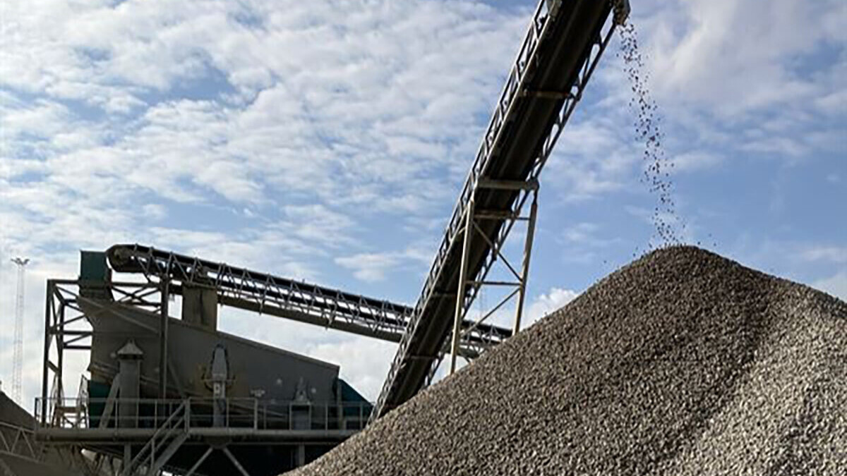 Det nye anlæg i Esbjerg gør det muligt at levere op mod 1,2 millioner tons råstoffer om året til bygge- og anlægsbranchen. Foto: NCC.