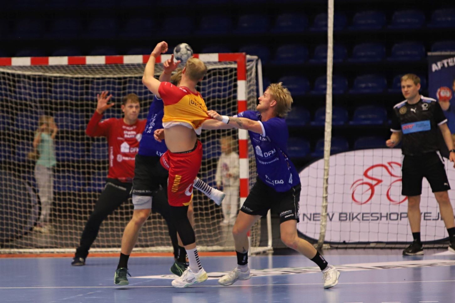 Alle kneb gælder - især dem dommerne ikke ser. Foto: Johnny Tauman.