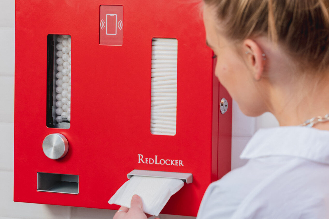 RedLocker-dispenseren gør det muligt for piger og kvinder at få gratis menstruationsprodukter direkte i idrætshallen. Foto: RedLocker.