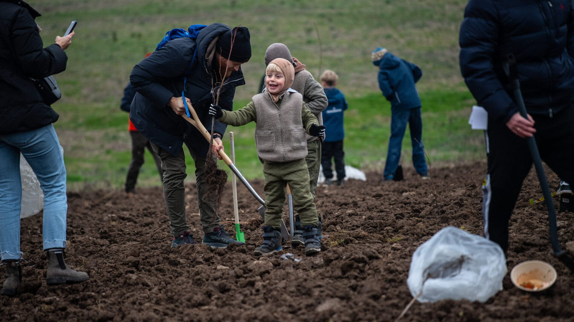 Søndag skal der plantes ny skov - og alle kan være med. Foto: Casper Tybjerg/Klimaskovfonden.
