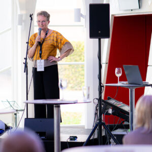 Gertie Baungaard bød velkommen - hun er formand for Hospice Sydvestjylland og opfordrer til, at man får talt om den sidste rejse, før det er for sent. Foto: Fjodor Pedersen.