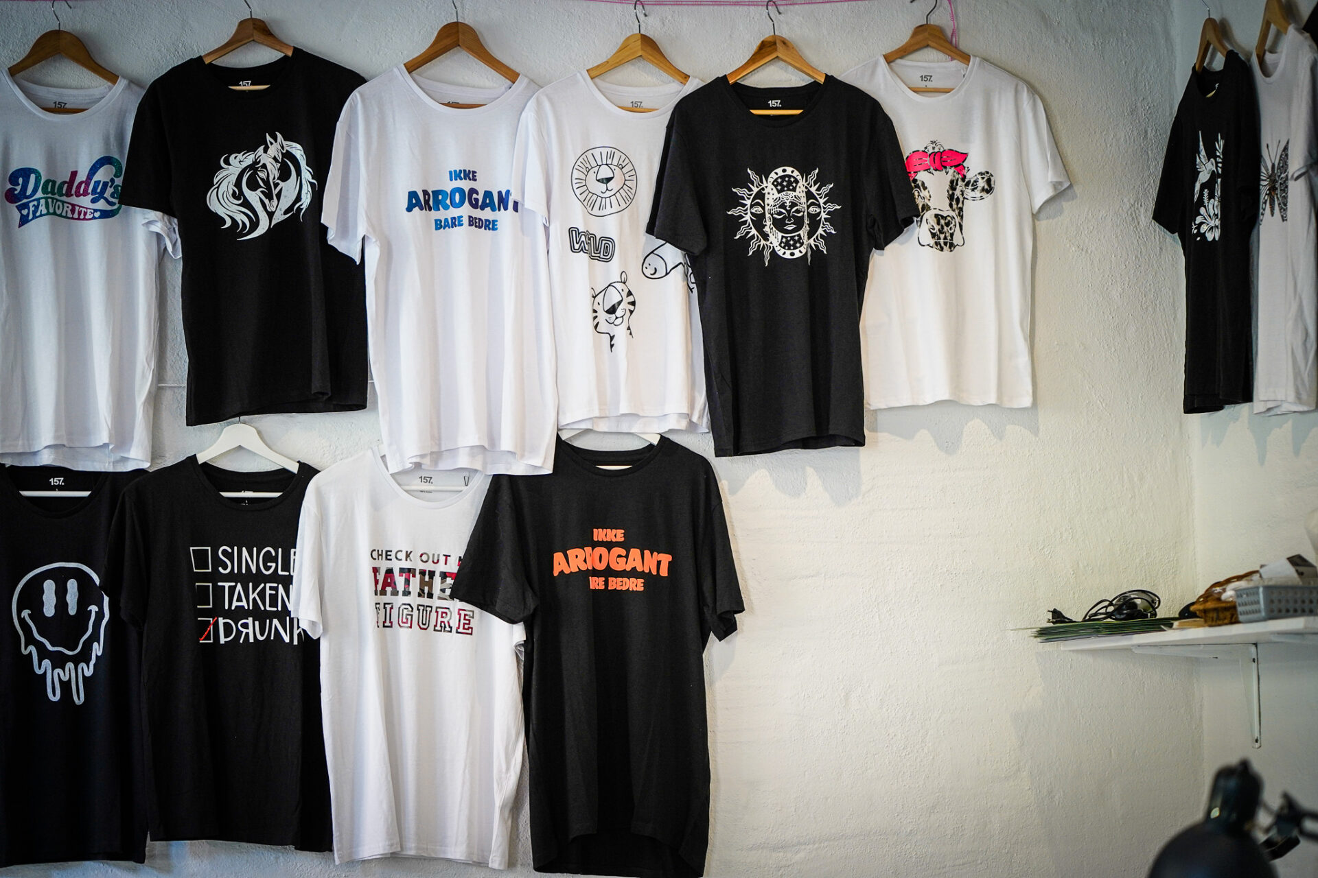 Miss Husted har også et solidt udvalg af t-shirts med tryk til salg. Foto: Fjodor Pedersen.