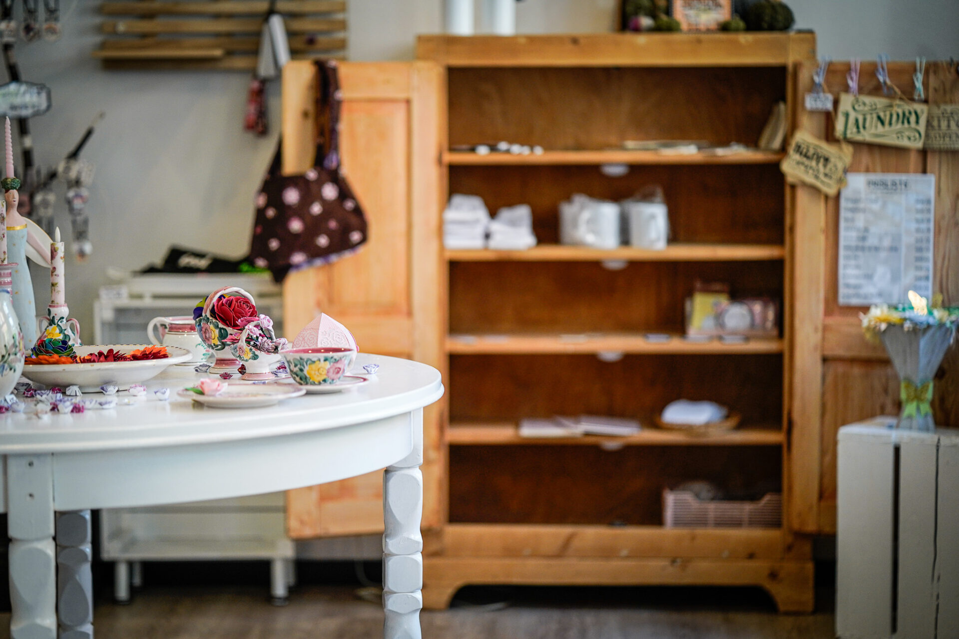Der er lidt dagligstue over butikken i Englandsgade, hvor der kan trykkes på alt fra kopper til sokker. Foto: Fjodor Pedersen.