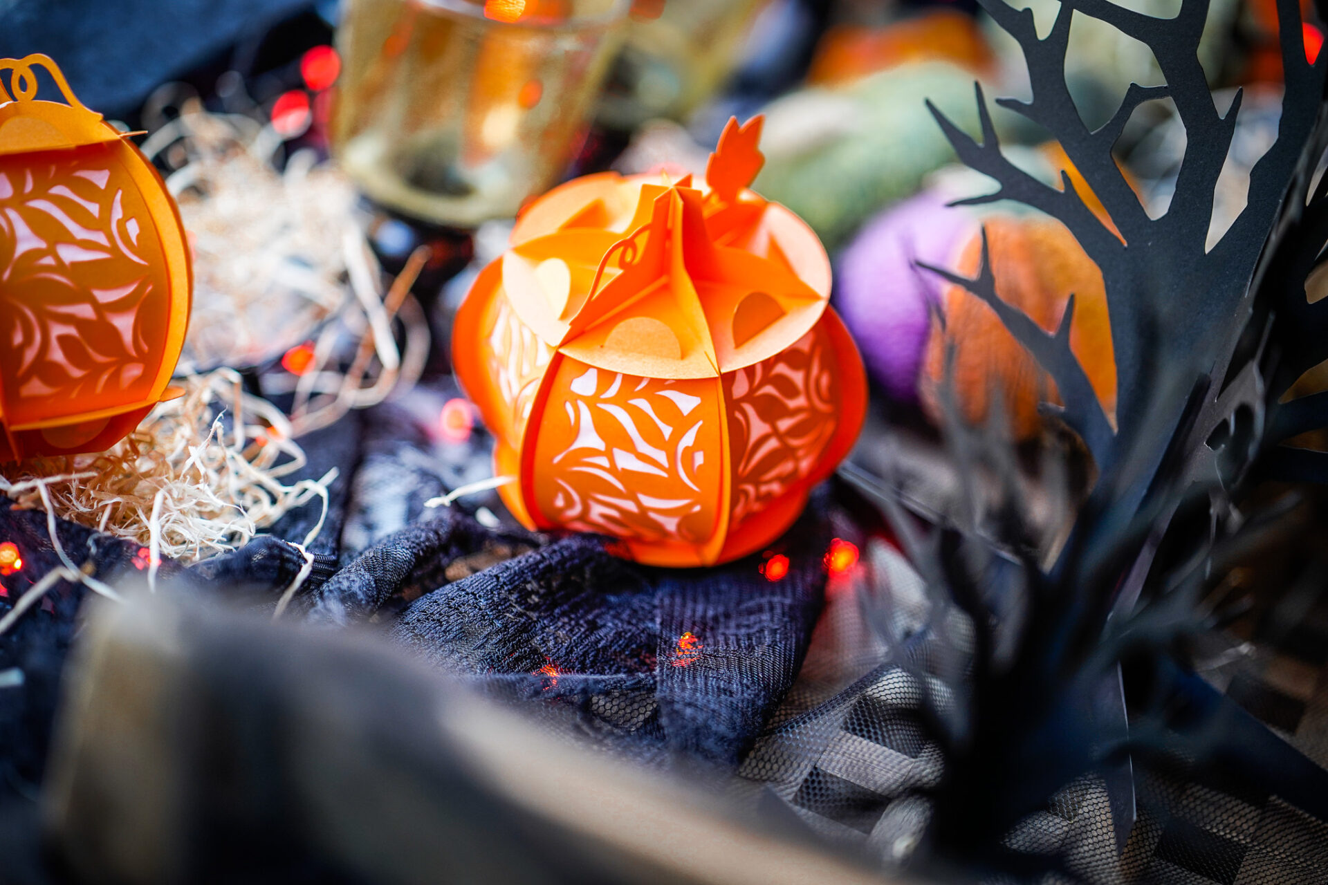 Halloween står for døren. Og i den forbindelse har Tina lavet forskellige "samlesæt" i papir, så man kan være kreativ med børnene, men springe det kedelige med klippearbejdet over. Foto: Fjodor Pedersen.