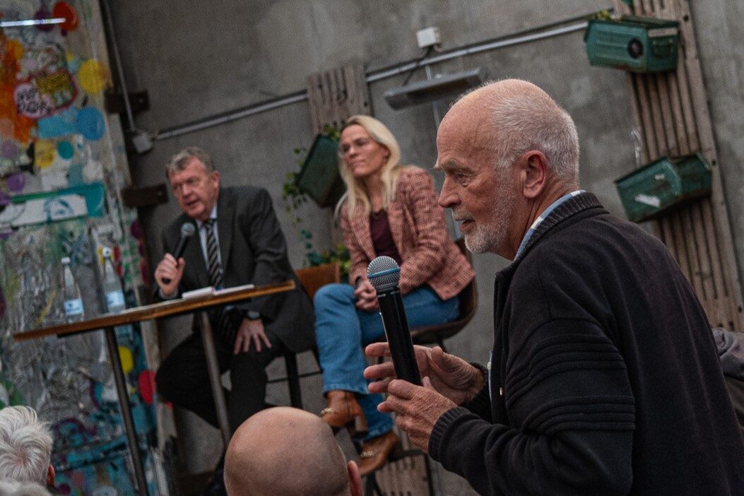 Ældreminister Mette Kirkegaard, der er bosat ved Ribe, var alene på scenen i de første 40 minutter. Foto: Fjodor Pedersen.