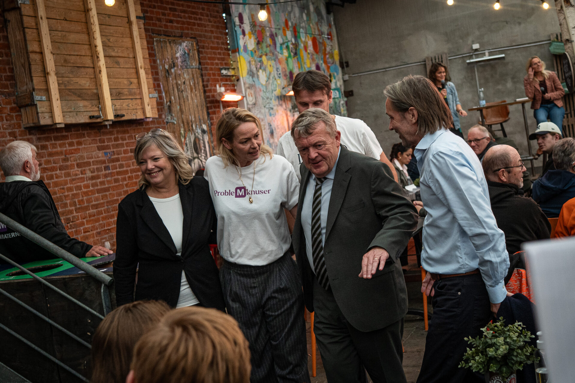 Udenrigsminister Lars Løkke Rasmussen (M) havde et travlt program i Esbjerg mandag. Moderaternes spidskandidat til KV25 i Esbjerg, Trine Timmerby, i den hvide trøje. Foto: Fjodor Pedersen.