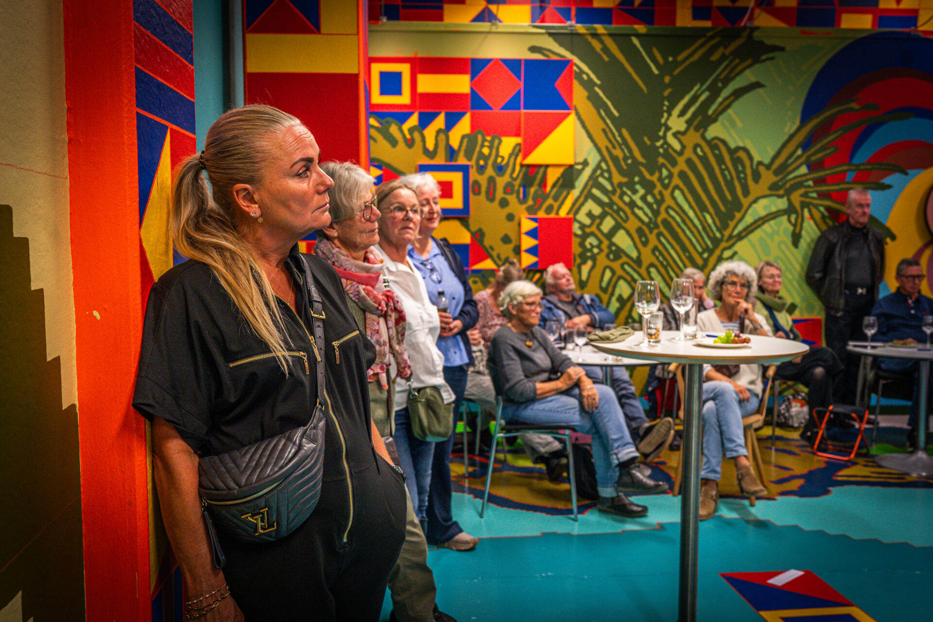 Godt og vel 50 var samlet til kultursamtalen midt i udstillingen på kunstmuseet. Foto: Fjodor Pedersen.