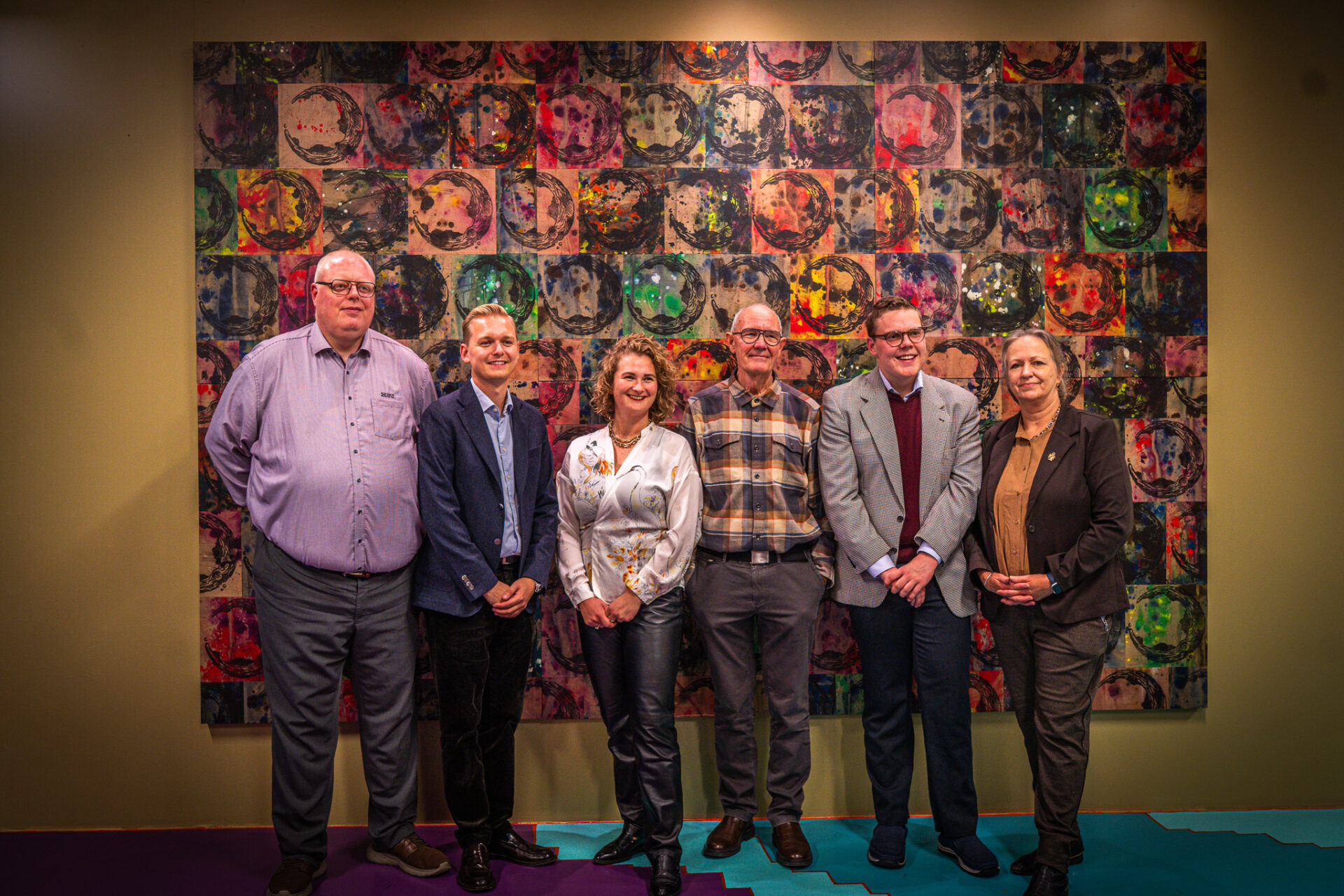 Seks af de fremmødte byrådskandidater: Rasmus Rasmussen (A), Nicolaj Aarøe (C), Simone Bruun (V), Henning Hyllested (Ø), Mads Engelund Larsen (O) og Susanne Dyreborg (Æ). Edvard Korsbæk (Å) mangler. Foto: Fjodor Pedersen.