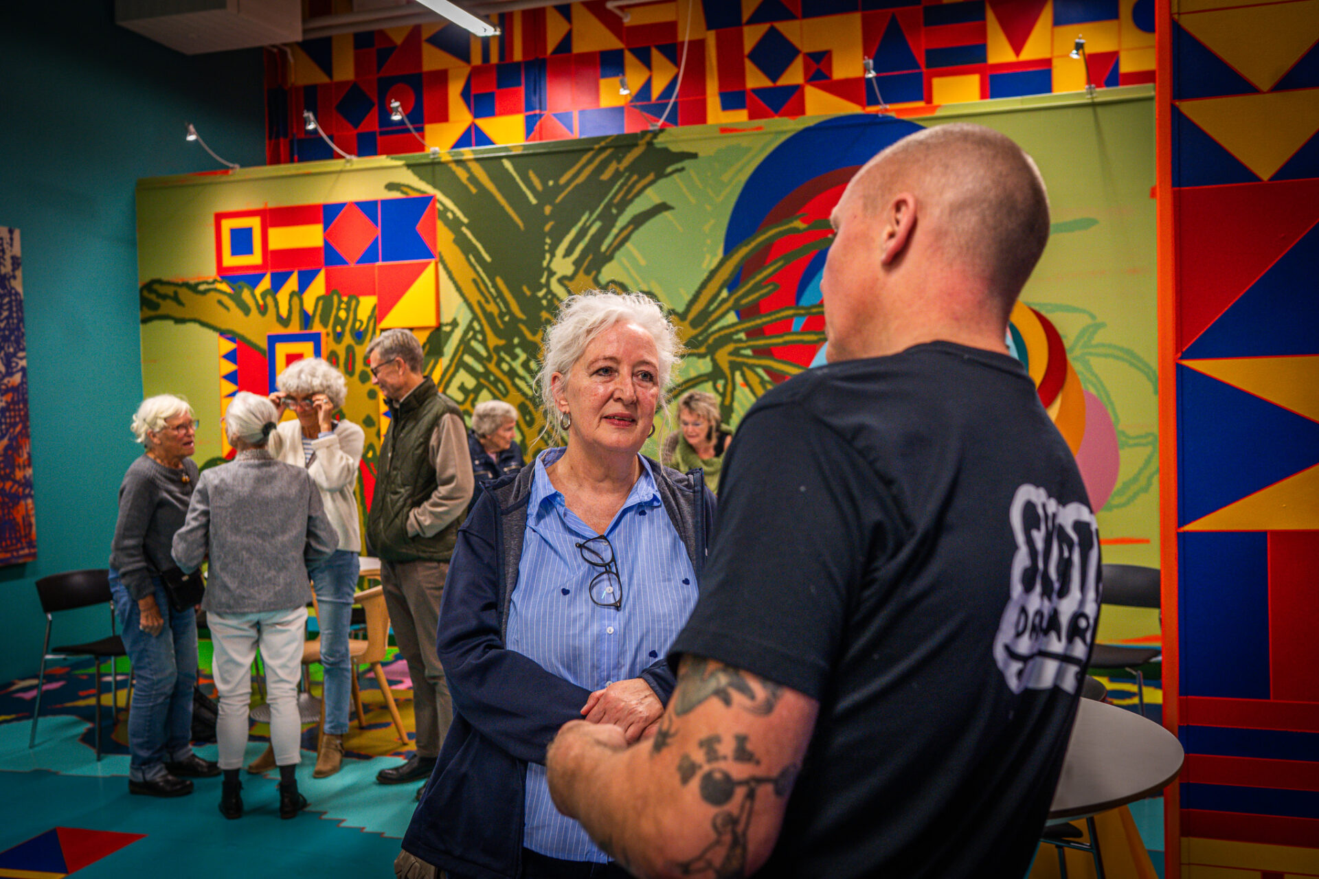 Hanne Bjørnskov, der driver EsbjergRevyen, påpegede problemet i, at mange ansatte på kulturområdet i kommunen slet ikke bor i byen. Her i samtale med Bo Villumsen fra Esbjerg Skateforening. Foto: Fjodor Pedersen.