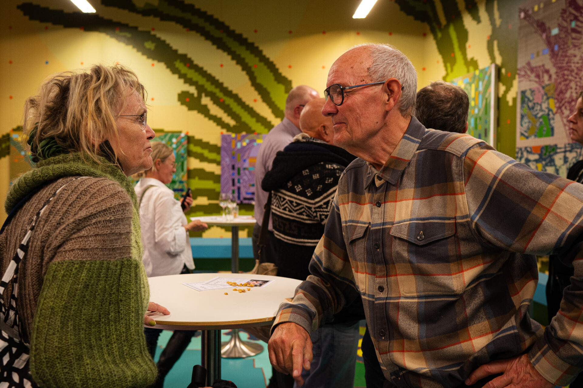 Direktør Esbjerg Kunstmuseum Inge Merete Kjeldgaard i samtale med Henning Hyllested (EL), der gerne vil stille krav til bygherrer om at inkorporere kunst i nybyggeri. Foto: Fjodor Pedersen. 